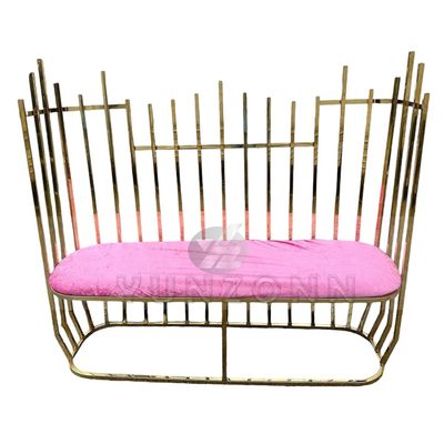 مبل دونفره با پشتی بلند و میخ‌دار طلایی - مبل عروسی مدرن چسترفیلد با سبک لوکس سلطنتی