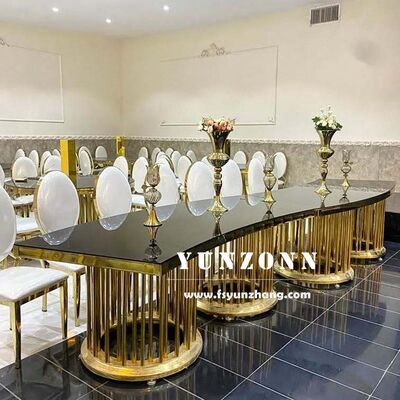 قیمت خوب میز لوکس هتل با روکش طلایی و پایه فلزی از جنس استیل ضد زنگ و صفحه شیشه‌ای برای مراسم عروسی (مدل مارپیچ/گرد) آنلاین